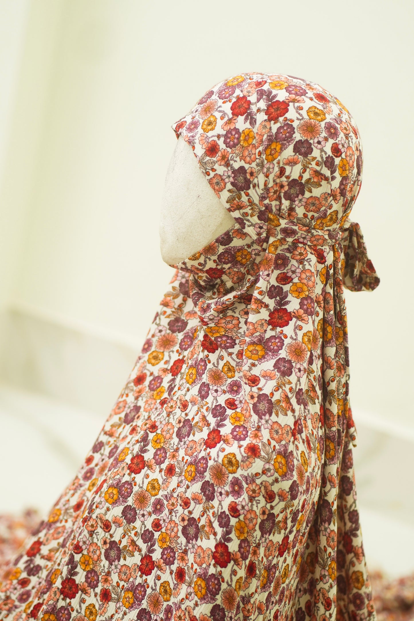 Sleeveless cotton khimar.